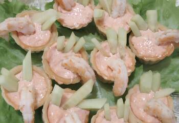 Тарталетки с икрой мойвы и креветками